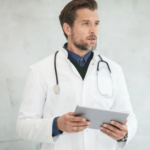 Un praticien consulte sa tablette