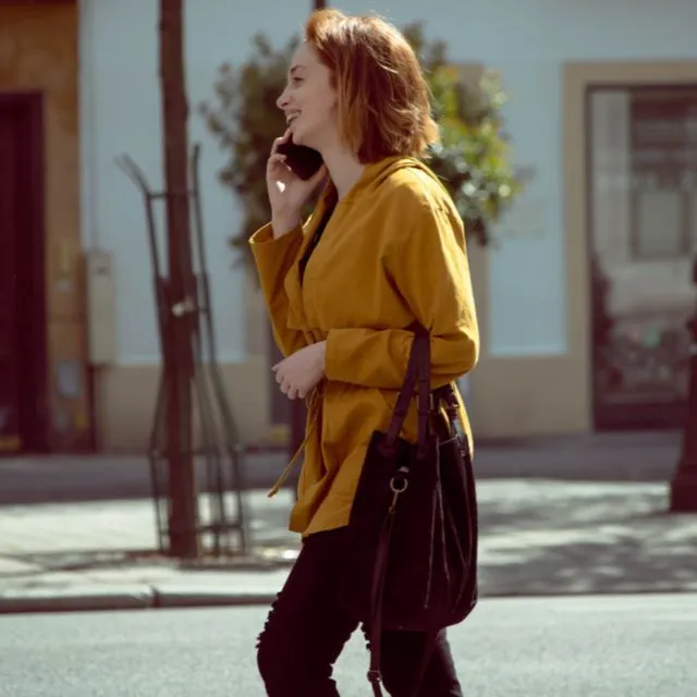 Une femme téléphone en marchant dans la rue